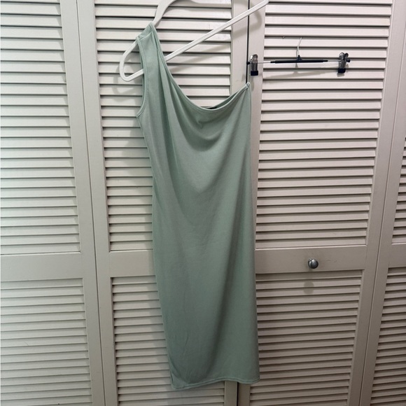 PrettyLittleThing Green Asymmetrical One-Shoulder Sheath Dress - Picture 4 of 7